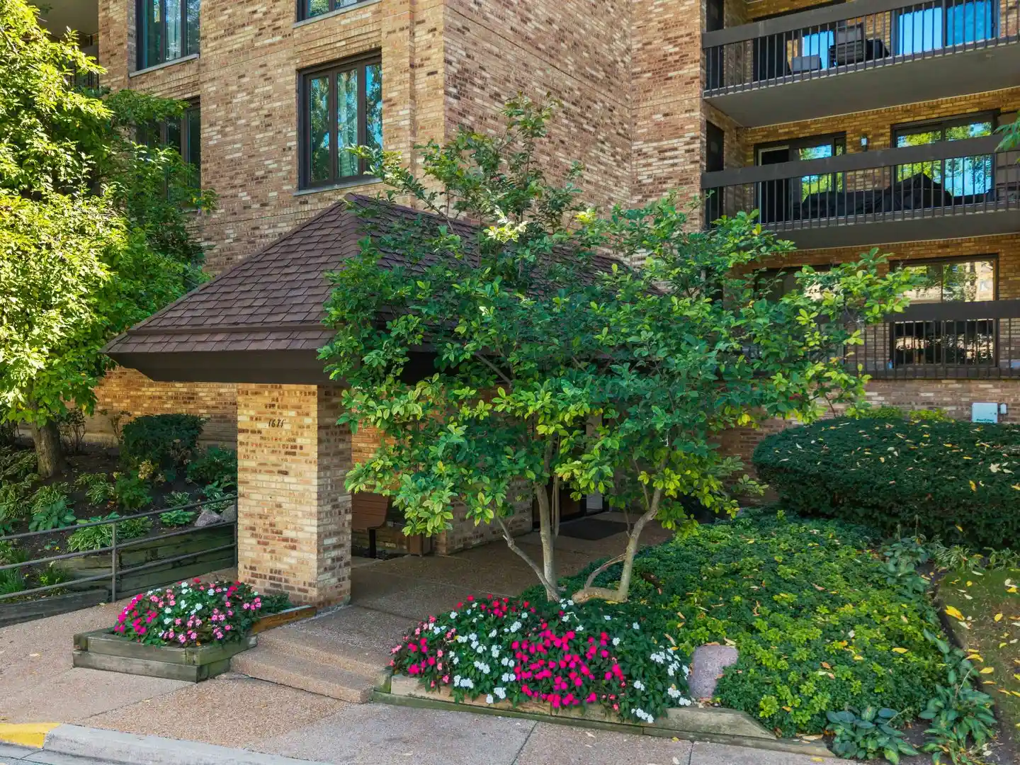 Listing Photo 1 - Condo for sale in 1671 Mission Hls Rd located at 1671 Mission Hls Rd, Northbrook, IL 60062 - Unit #310