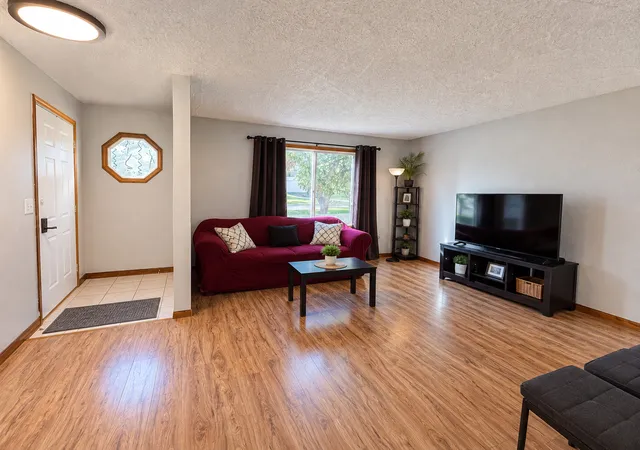 Photo 2 of Single family home for sale at 2081 Oriole Ln, Glendale Heights, IL 60139 | MLS# 12794881 | Listing updated on 2026-10-27