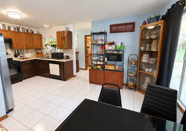 Photo 4 of Single family home for sale at 2081 Oriole Ln, Glendale Heights, IL 60139 | MLS# 12794881 | Listing updated on 2026-10-27