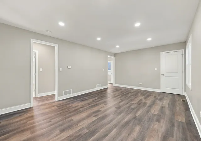 Photo 4 of Single family home for sale at 616 Raymond St, Elgin, IL 60120 | MLS# 12794891 | Listing updated on 2026-10-29