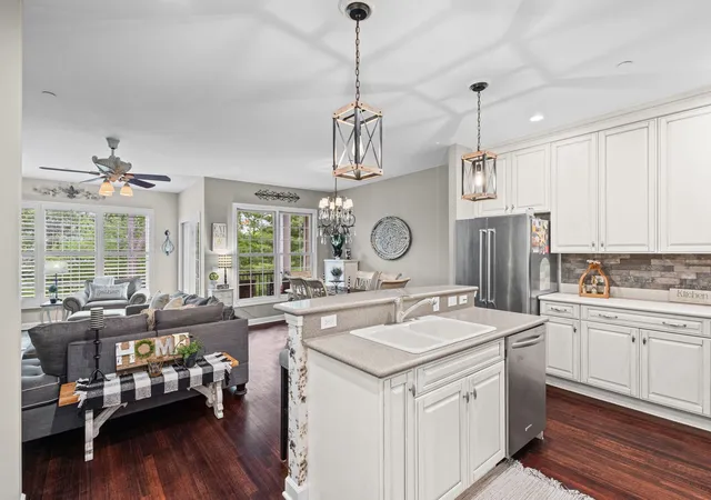 Photo 4 of Townhouse for sale at 1907 Lynn Cir, Libertyville, IL 60048 | MLS# 12794910 | Listing updated on 2026-10-29