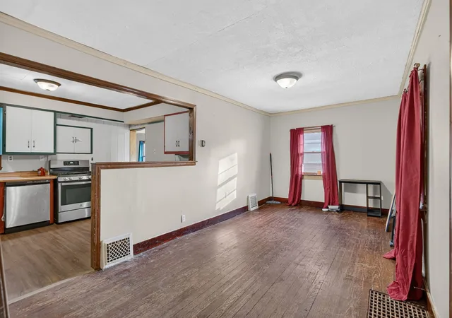 Photo 4 of Single family home for sale at 216 Keck Ave, Aurora, IL 60505 | MLS# 12794937 | Listing updated on 2026-10-27
