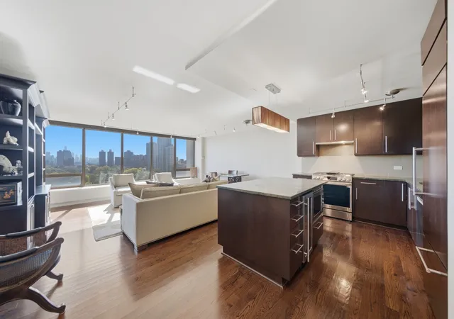 Photo 4 of Condo for sale at 2800 N Lake Shore Dr #1512, Chicago, IL 60657 | MLS# 12794947 | Listing updated on 2026-10-28