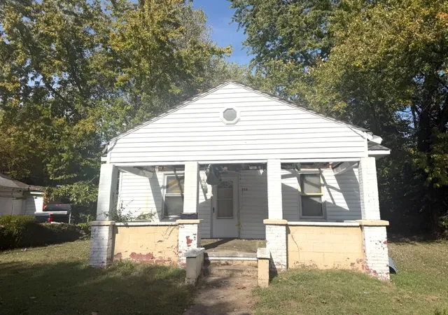 Single family home for sale at 316 E Birch St, Carbondale, IL 62901 | MLS# 12794952
