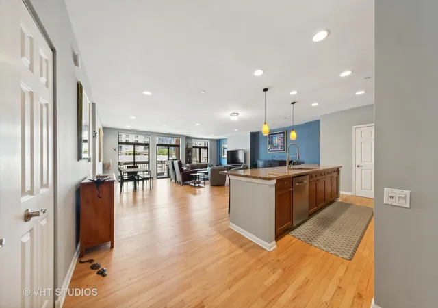 Photo 4 of Condo for sale at 33 W Huron St #607, Chicago, IL 60654 | MLS# 12795002 | Listing updated on 2026-10-29