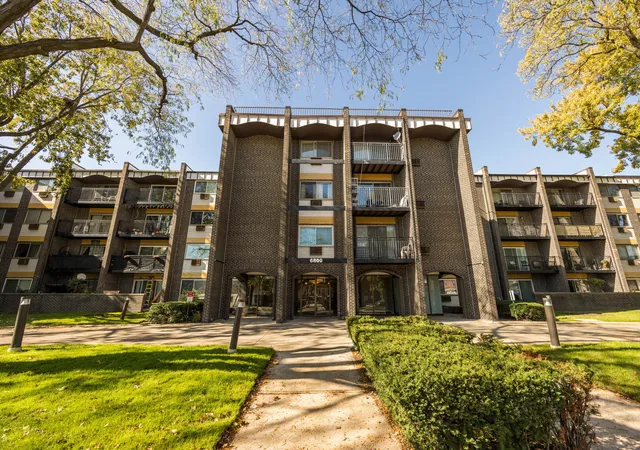 Condo for sale at 6800 N California Ave #4i, Chicago, IL 60645 | MLS# 12795007
