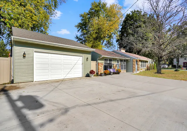 Photo 2 of Single family home for sale at 136 Laurel St, Wilmington, IL 60481 | MLS# 12795021 | Listing updated on 2026-10-29