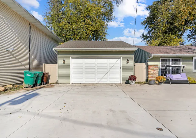 Photo 3 of Single family home for sale at 136 Laurel St, Wilmington, IL 60481 | MLS# 12795021 | Listing updated on 2026-10-29