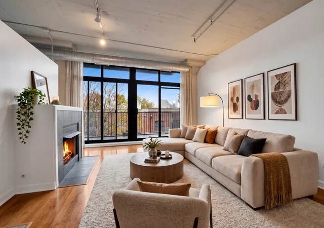 Listing Photo 1 - Condo for sale in building located at 1525 S Sangamon St, Chicago, IL 60608 - Unit #307