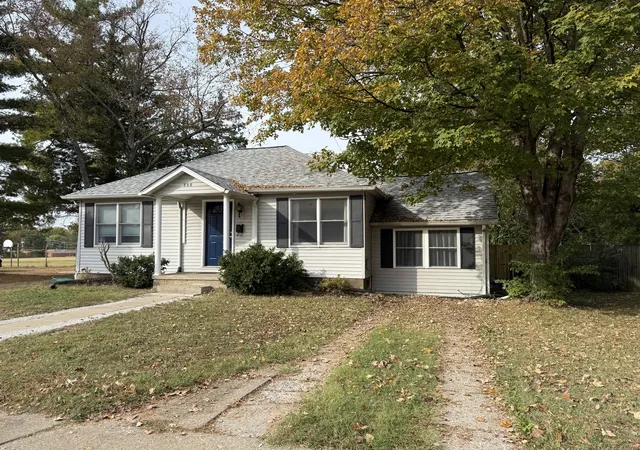 Photo 1 of Single family home for sale at 200 N Oakland Ave, Carbondale, IL 62901 | MLS# 12795024 | Listing updated on 2026-10-28