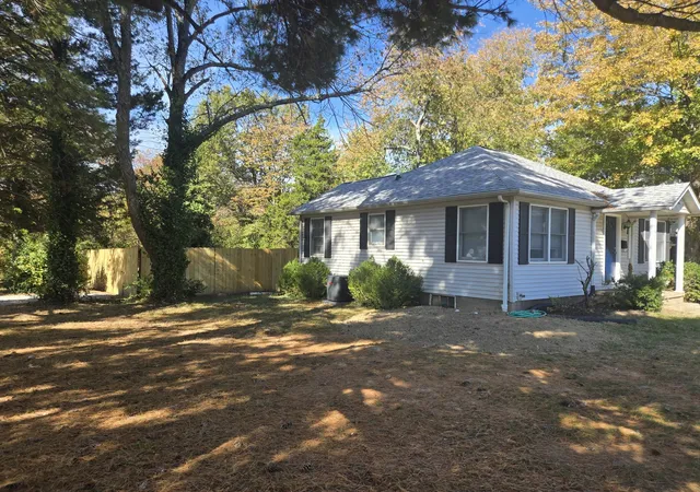 Photo 2 of Single family home for sale at 200 N Oakland Ave, Carbondale, IL 62901 | MLS# 12795024 | Listing updated on 2026-10-28