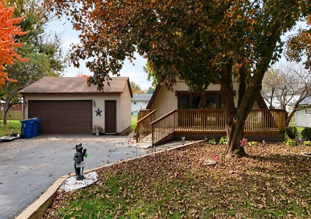 Photo 3 of Single family home for sale at 404 9th Avenue S, Albany, IL 61230 | MLS# 12795026 | Listing updated on 2026-10-27