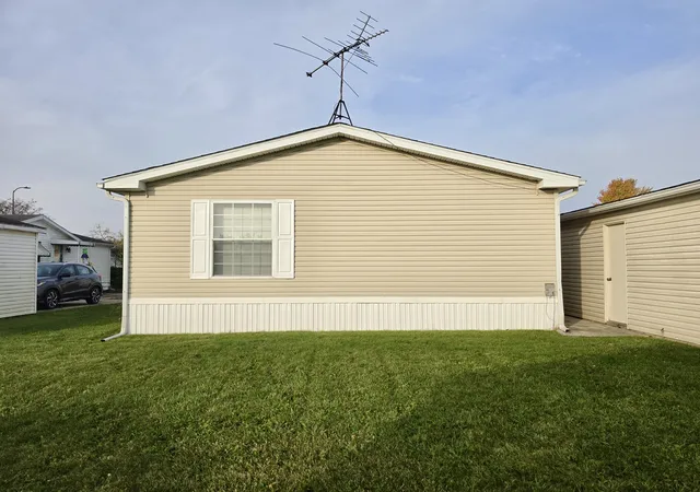 Photo 3 of Manufactured home for sale at 11 Blue Bird Ln, Beecher, IL 60401 | MLS# 12795032 | Listing updated on 2026-10-29