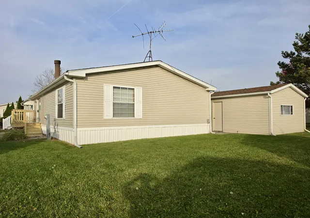 Photo 4 of Manufactured home for sale at 11 Blue Bird Ln, Beecher, IL 60401 | MLS# 12795032 | Listing updated on 2026-10-29