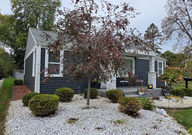 Photo 4 of Single family home for sale at 914 Landon Ave, Winthrop Harbor, IL 60096 | MLS# 12795052 | Listing updated on 2026-10-28