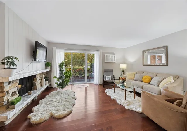 Listing Photo 2 - Condo for sale in building located at 4221 Saratoga Ave, Downers Grove, IL 60515 - Unit #115A
