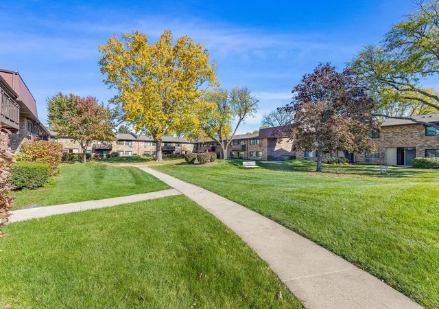 Listing Photo 2 - Condo for sale in building located at 2616 N Windsor Dr, Arlington Heights, IL 60004 - Unit #103