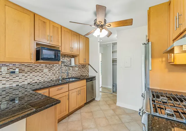 Listing Photo 4 - Condo for sale in building located at 2616 N Windsor Dr, Arlington Heights, IL 60004 - Unit #103