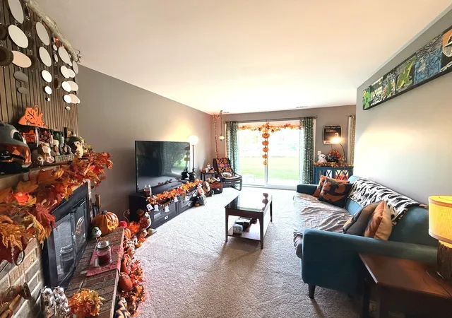 Photo 4 of Condo for sale at 2s405 Emerald Green Dr #C, Warrenville, IL 60555 | MLS# 12795188 | Listing updated on 2026-10-28