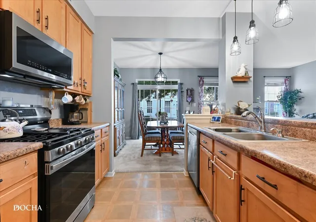 Listing Photo 5 - Condo for sale in building located at 182 Concord Dr, Oswego, IL 60543 - Unit #182