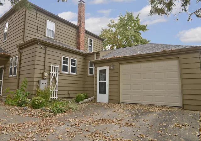 Photo 3 of Single family home for sale at 670 Ottawa Ave, Ottawa, IL 61350 | MLS# 12795447 | Listing updated on 2026-10-28