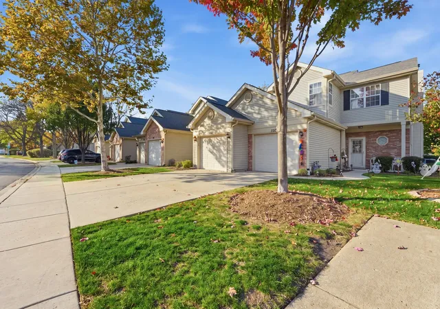 Photo 4 of Townhouse for sale at 122 Golfview Dr #NA, Glendale Heights, IL 60139 | MLS# 12795484 | Listing updated on 2026-10-28