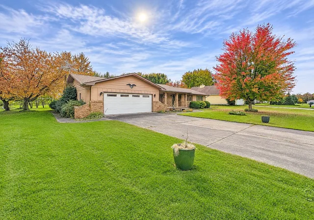 Photo 2 of Single family home for sale at 67 Crestview Dr, Geneseo, IL 61254 | MLS# 12795517 | Listing updated on 2026-10-28