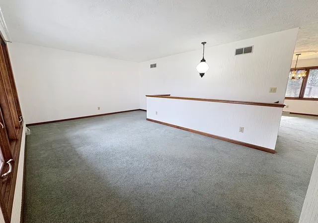 Photo 4 of Single family home for sale at 67 Crestview Dr, Geneseo, IL 61254 | MLS# 12795517 | Listing updated on 2026-10-28