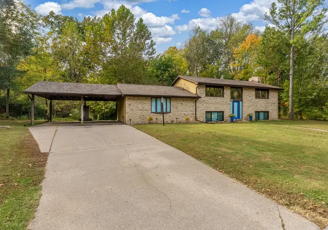 Photo 2 of Single family home for sale at 47 Spring Arbor Dr, Carbondale, IL 62902 | MLS# 12795564 | Listing updated on 2026-10-28