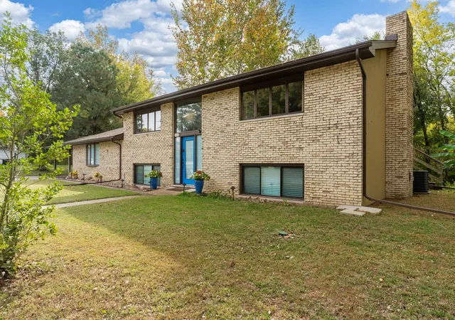 Photo 3 of Single family home for sale at 47 Spring Arbor Dr, Carbondale, IL 62902 | MLS# 12795564 | Listing updated on 2026-10-28
