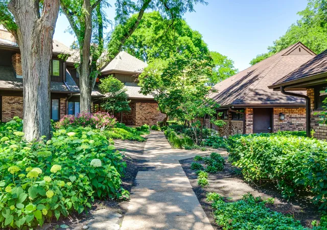 Townhouse for sale at 3875 S Mission Hills Rd, Northbrook, IL 60062 | MLS# 12795586