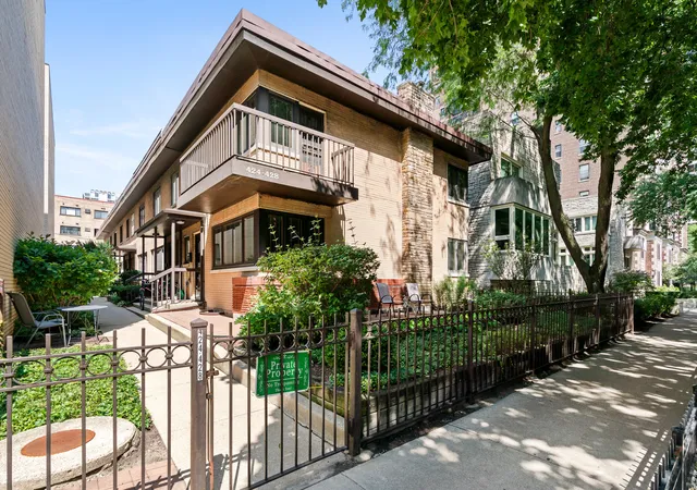 Photo 1 of Townhouse for sale at 428 W Wellington Ave #B, Chicago, IL 60657 | MLS# 12795644 | Listing updated on 2026-10-29