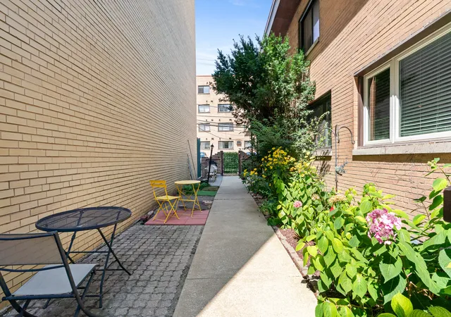 Photo 1 of Townhouse for sale at 428 W Wellington Ave #B, Chicago, IL 60657 | MLS# 12795644 | Listing updated on 2026-10-29