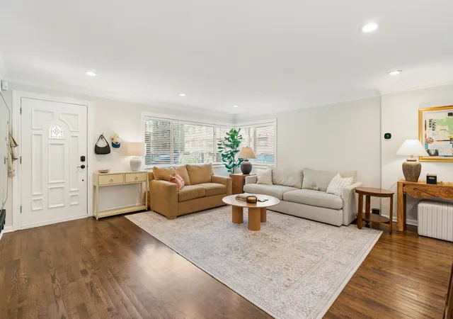 Photo 3 of Townhouse for sale at 428 W Wellington Ave #B, Chicago, IL 60657 | MLS# 12795644 | Listing updated on 2026-10-29