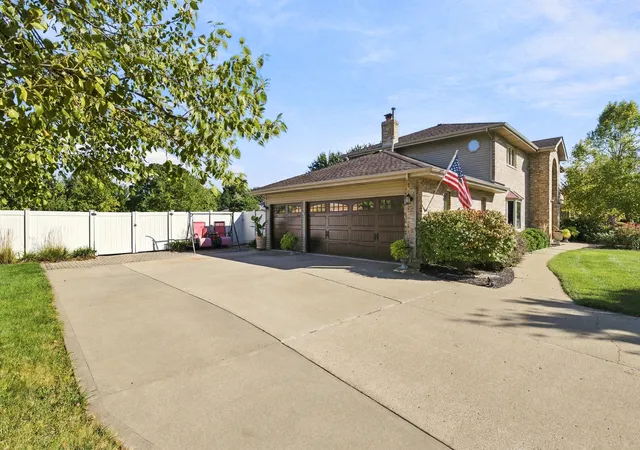 Photo 3 of Single family home for sale at 500 Westwood Dr, Shorewood, IL 60404 | MLS# 12795681 | Listing updated on 2026-10-30