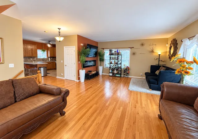 Photo 4 of Townhouse for sale at 11 Monarch Dr, Streamwood, IL 60107 | MLS# 12795715 | Listing updated on 2026-10-28