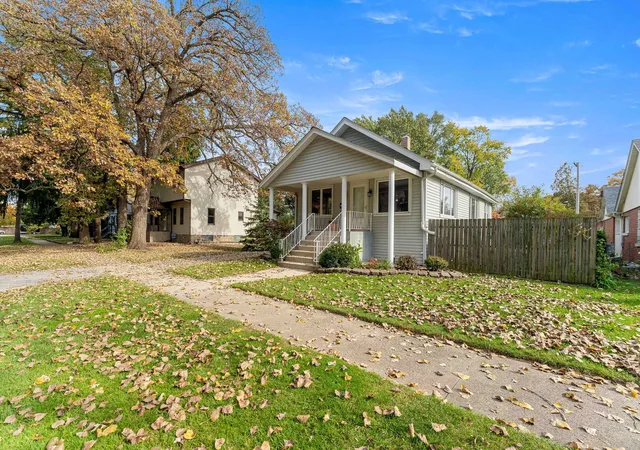 Photo 2 of Single family home for sale at 9543 S 51st Avenue, Oak Lawn, IL 60453 | MLS# 12795717 | Listing updated on 2026-10-29
