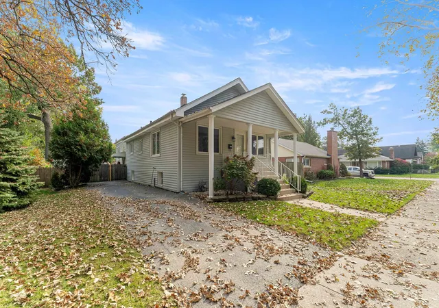 Photo 3 of Single family home for sale at 9543 S 51st Avenue, Oak Lawn, IL 60453 | MLS# 12795717 | Listing updated on 2026-10-29
