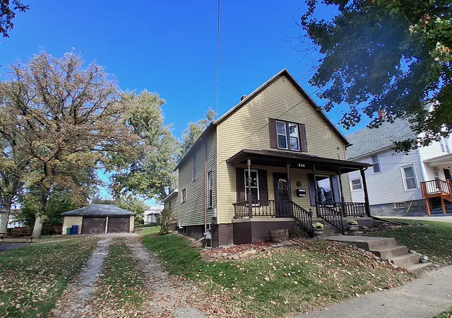Photo 1 of Single family home for sale at 206 E Oak St, Kewanee, IL 61443 | MLS# 12795749 | Listing updated on 2026-10-29