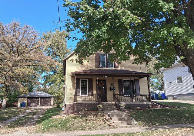 Photo 3 of Single family home for sale at 206 E Oak St, Kewanee, IL 61443 | MLS# 12795749 | Listing updated on 2026-10-29