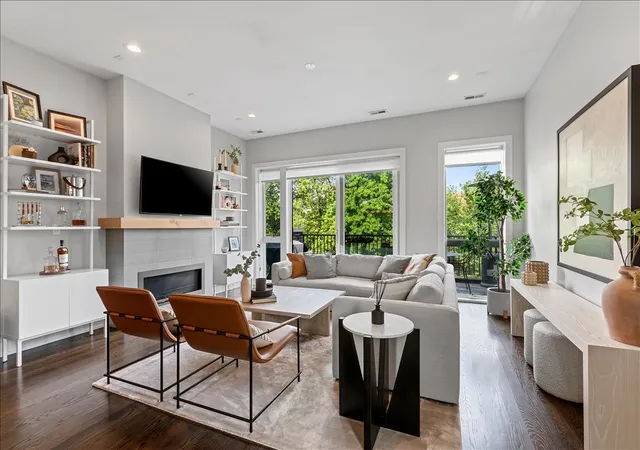 Photo 4 of Condo for sale at 825 N Wood St #3, Chicago, IL 60622 | MLS# 12795784 | Listing updated on 2026-10-29
