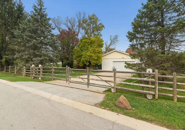 Photo 3 of Single family home for sale at 7950 Laguna Dr, Orland Park, IL 60462 | MLS# 12795787 | Listing updated on 2026-10-30