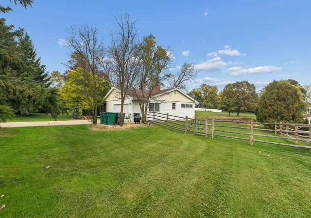 Photo 4 of Single family home for sale at 7950 Laguna Dr, Orland Park, IL 60462 | MLS# 12795787 | Listing updated on 2026-10-30