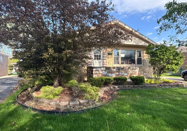 Photo 1 of Single family home for sale at 9215 S Hamlin Ave, Evergreen Park, IL 60805 | MLS# 12795813 | Listing updated on 2026-10-28