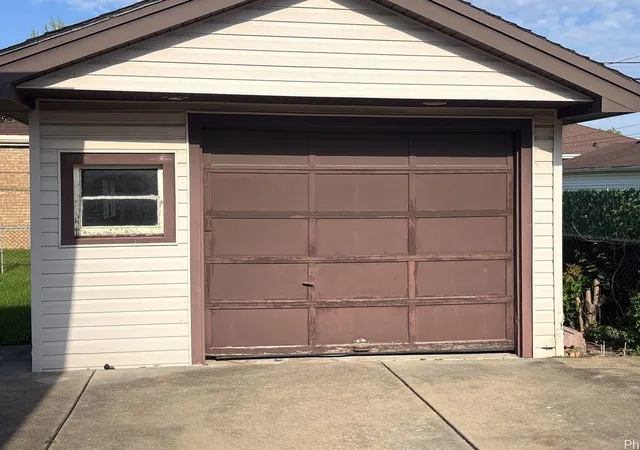 Photo 2 of Single family home for sale at 9215 S Hamlin Ave, Evergreen Park, IL 60805 | MLS# 12795813 | Listing updated on 2026-10-28
