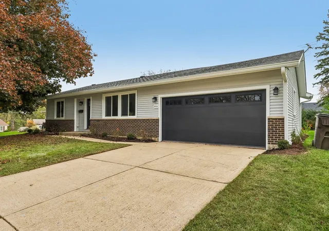 Single family home for sale at 904 Melrose Ct, McHenry, IL 60050 | MLS# 12795824
