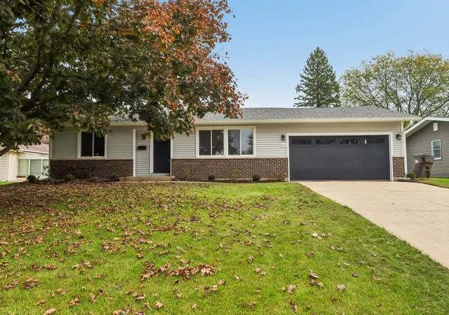 Photo 1 of Single family home for sale at 904 Melrose Ct, Mc Henry, IL 60050 | MLS# 12795824 | Listing updated on 2026-10-28