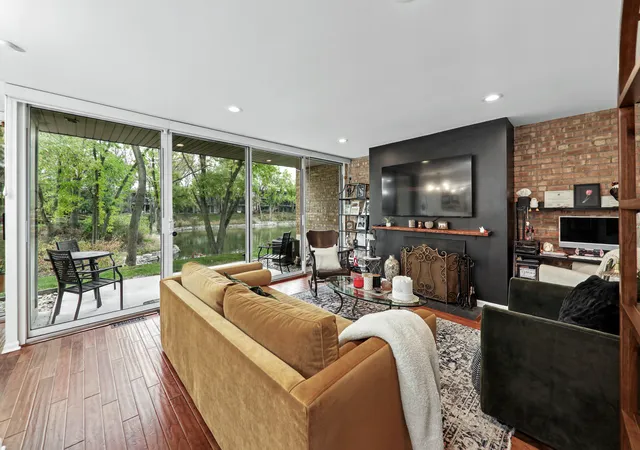 Listing Photo 4 - Condo for sale in building located at 6014 E Lake Dr, Lisle, IL 60532 - Unit #1B