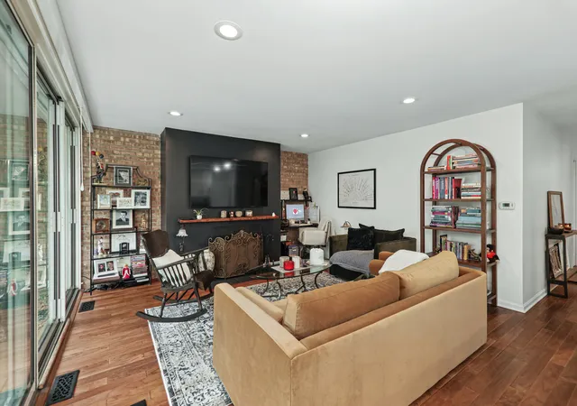 Listing Photo 5 - Condo for sale in building located at 6014 E Lake Dr, Lisle, IL 60532 - Unit #1B