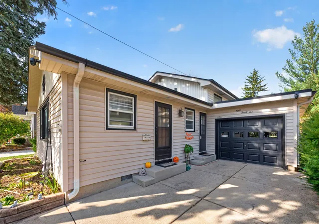 Photo 1 of Single family home for sale at 825 Prairie St, Aurora, IL 60506 | MLS# 12795846 | Listing updated on 2026-10-30